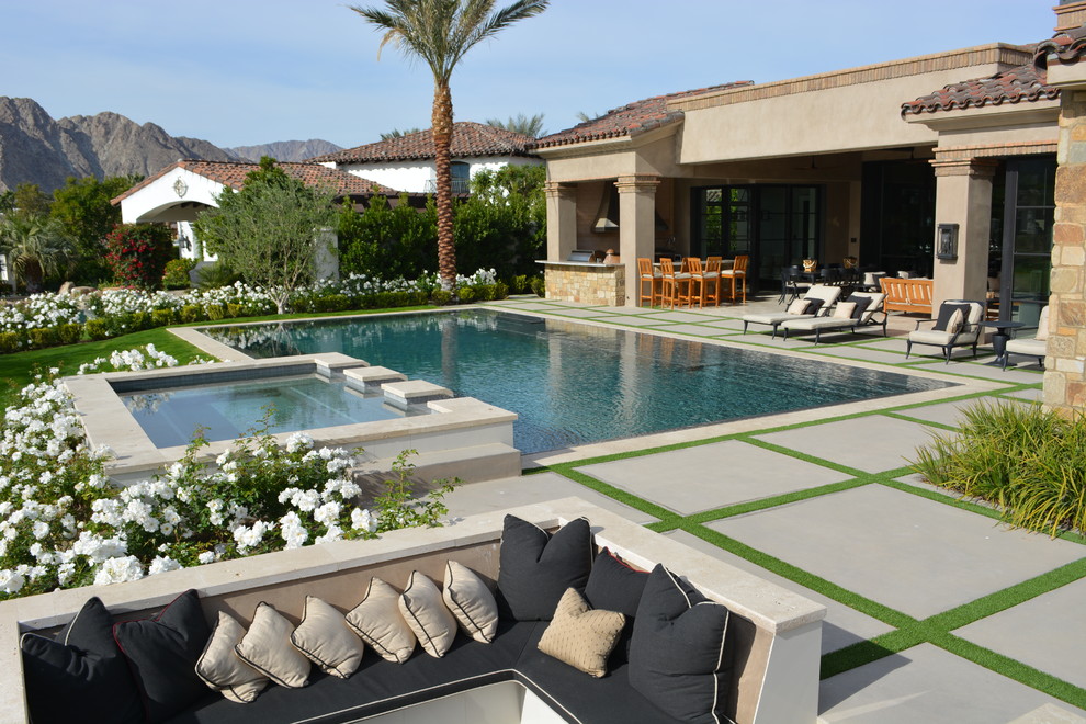 Foto de piscinas y jacuzzis mediterráneos rectangulares en patio trasero