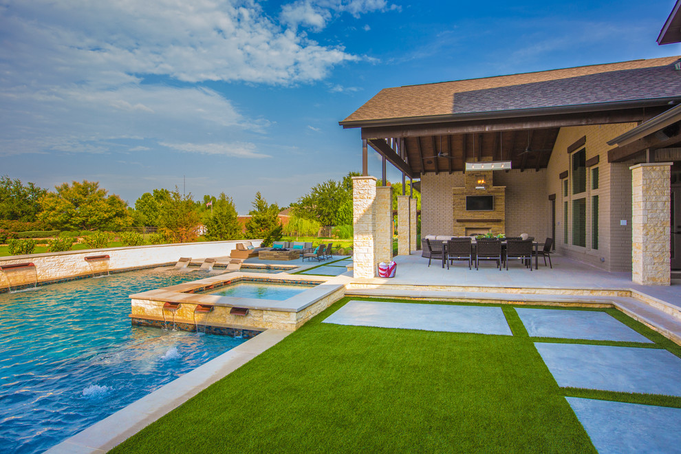 Modelo de piscinas y jacuzzis alargados clásicos renovados grandes en forma de L en patio trasero con losas de hormigón