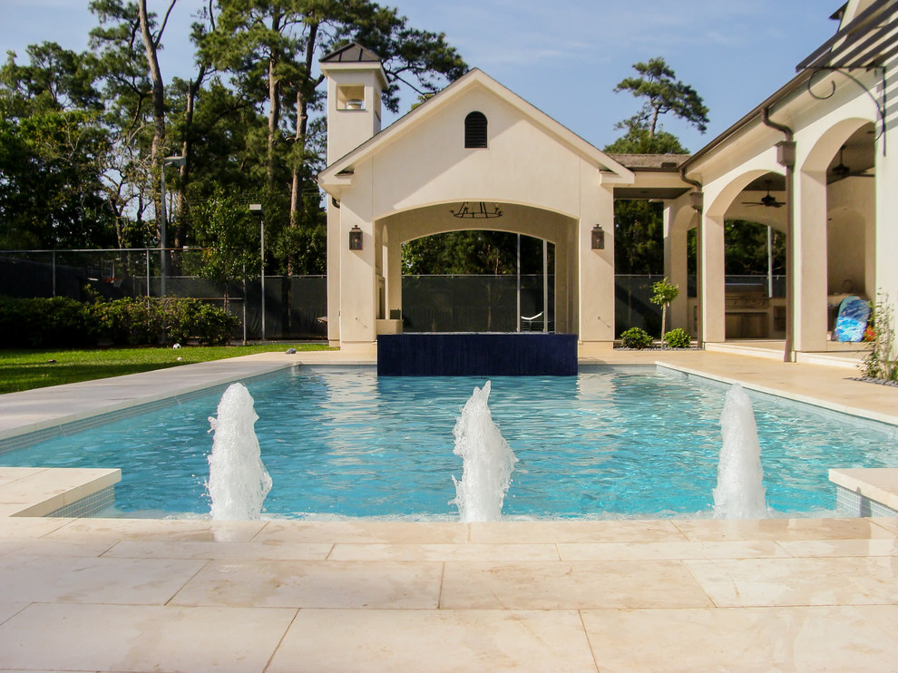 Inspiration för en mellanstor funkis rektangulär pool på baksidan av huset, med en fontän och naturstensplattor