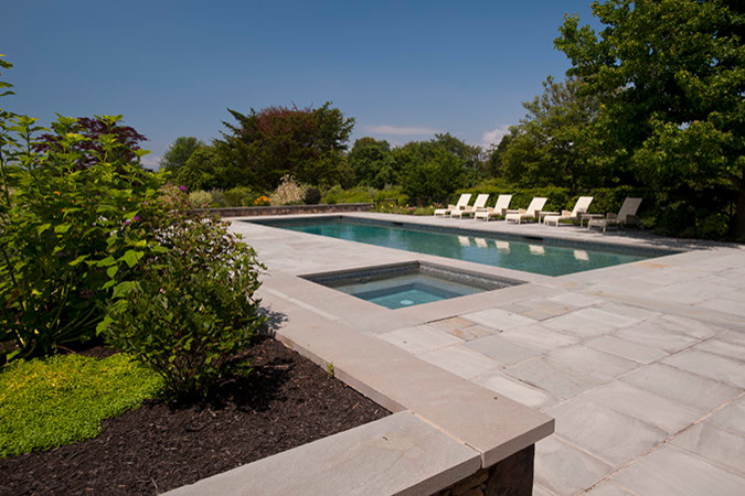 Großer Klassischer Pool hinter dem Haus in rechteckiger Form mit Natursteinplatten in Boston