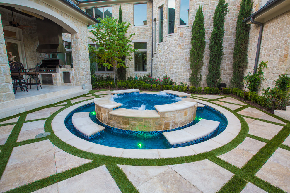 Exempel på en mellanstor medelhavsstil rektangulär pool på baksidan av huset, med naturstensplattor