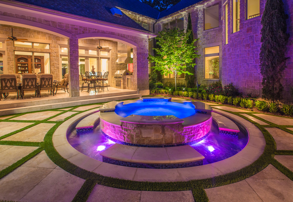 Imagen de piscina mediterránea de tamaño medio rectangular en patio trasero con adoquines de piedra natural