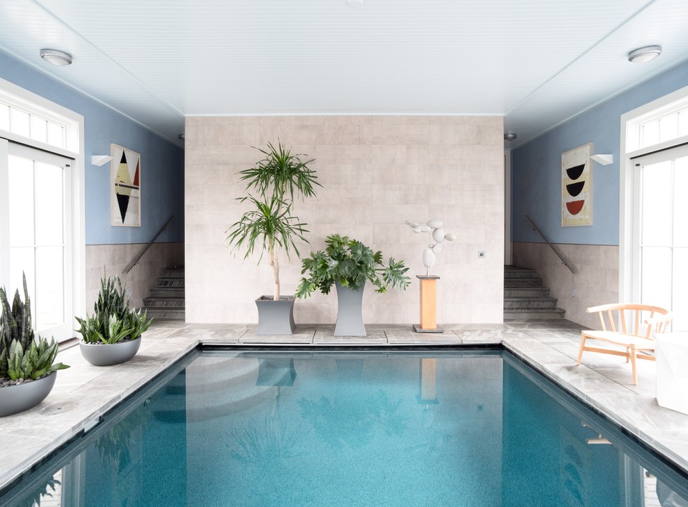 Свежая идея для дизайна: прямоугольный бассейн в доме в стиле неоклассика (современная классика) - отличное фото интерьера