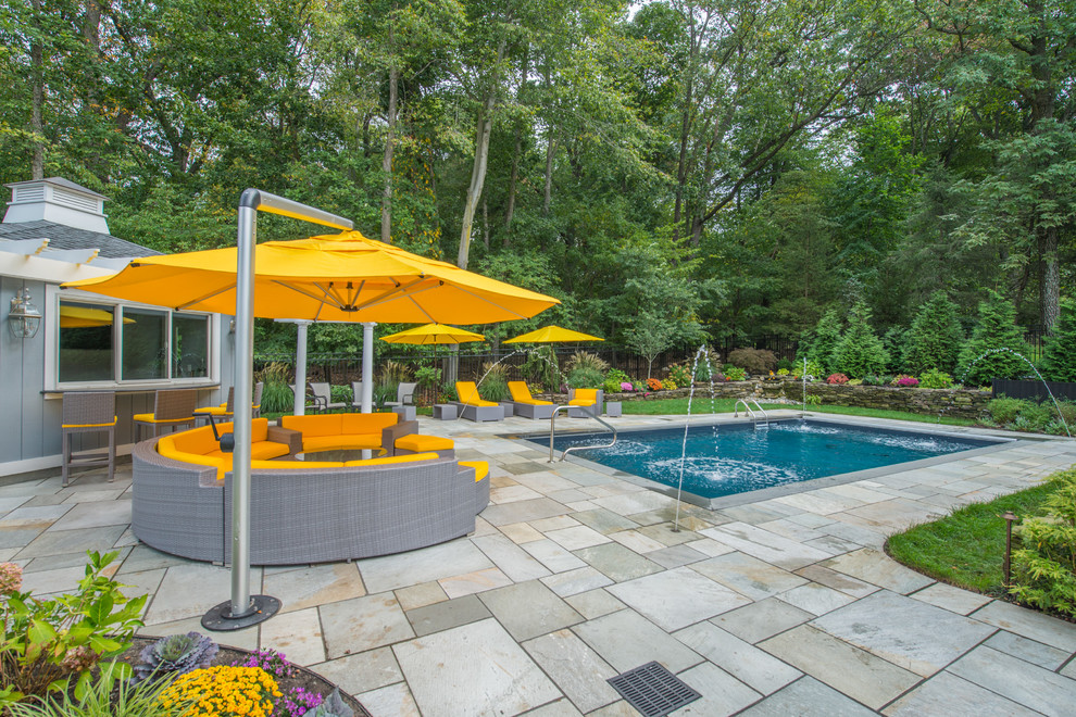 Ejemplo de piscina alargada contemporánea rectangular en patio trasero
