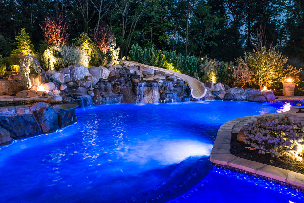 Idee per una piscina design personalizzata di medie dimensioni e dietro casa con fontane e piastrelle