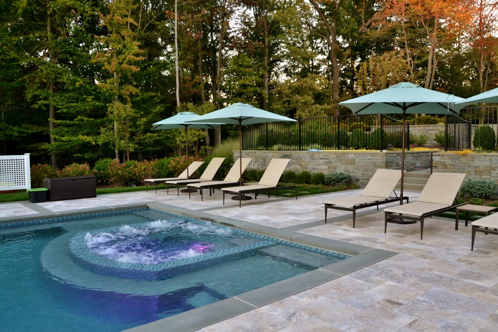 Imagen de piscinas y jacuzzis alargados contemporáneos extra grandes rectangulares en patio trasero con adoquines de hormigón