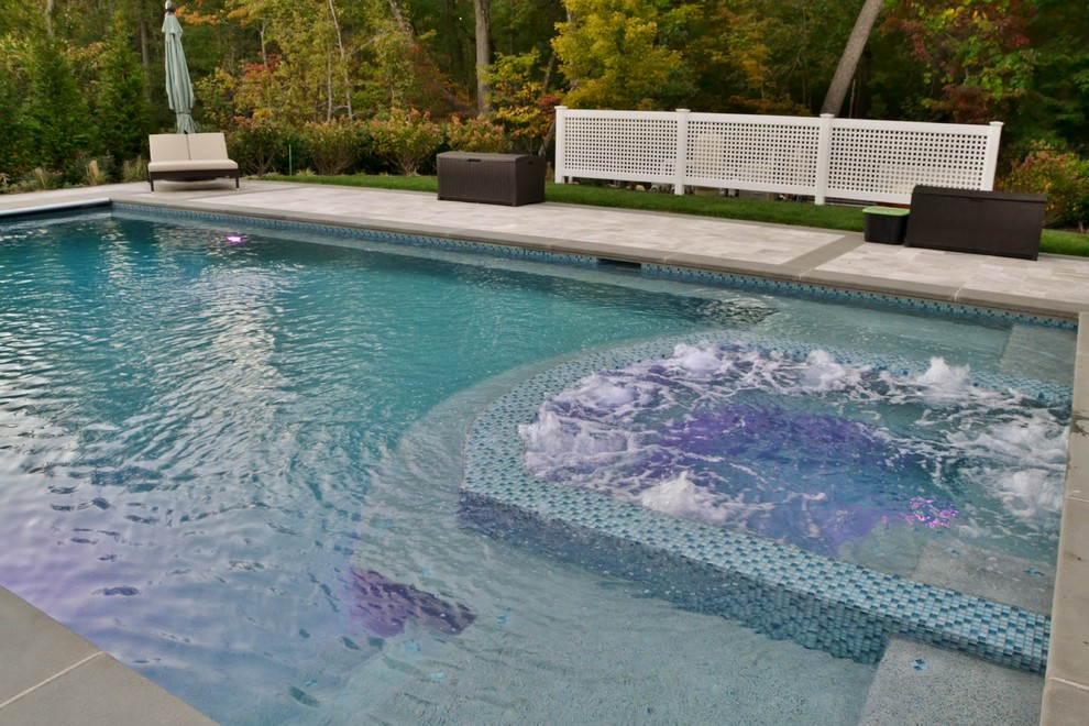 Imagen de piscinas y jacuzzis alargados contemporáneos extra grandes rectangulares en patio trasero con adoquines de hormigón