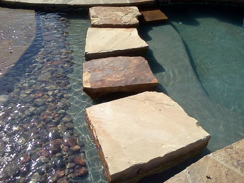 Стильный дизайн: большой бассейн произвольной формы на заднем дворе в морском стиле с покрытием из каменной брусчатки - последний тренд