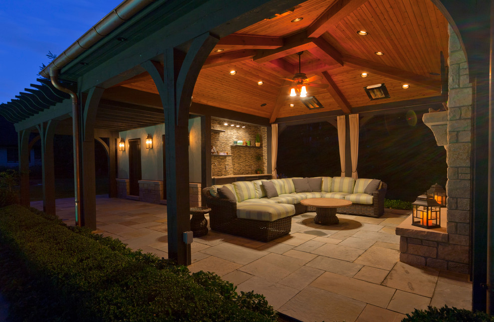 Идея дизайна: двор среднего размера на заднем дворе в стиле неоклассика (современная классика) с покрытием из каменной брусчатки