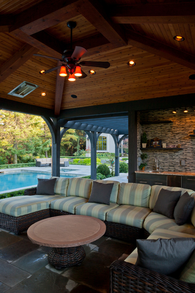 Imagen de casa de la piscina y piscina tradicional renovada de tamaño medio rectangular en patio trasero con adoquines de piedra natural
