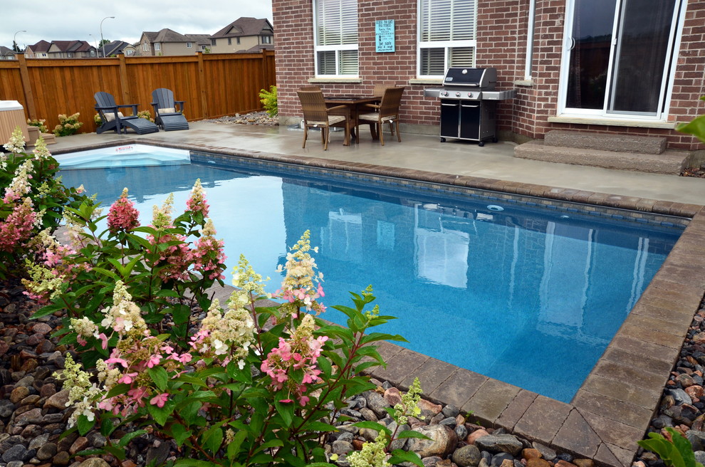 Idee per una piccola piscina design rettangolare con lastre di cemento