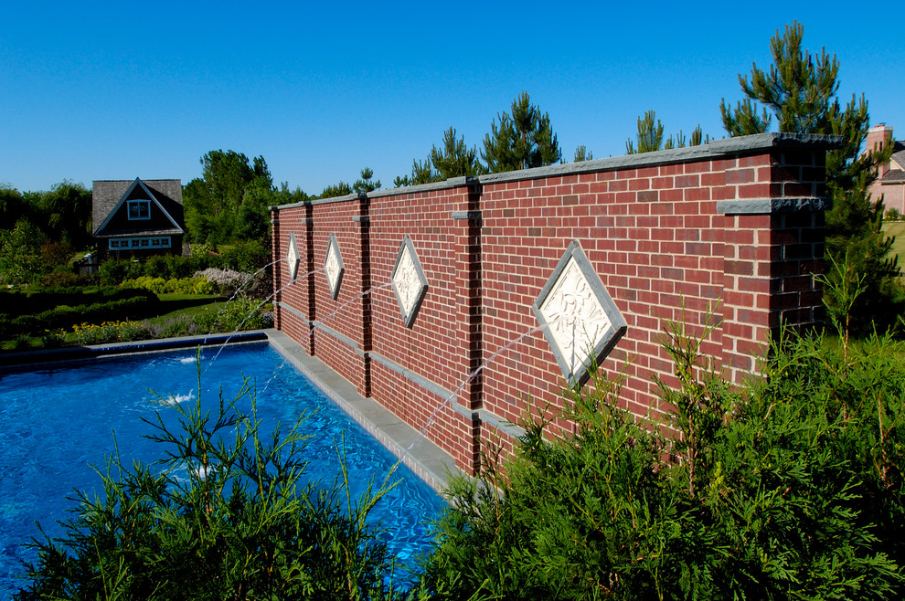 Mittelgroßes Mediterranes Sportbecken hinter dem Haus in rechteckiger Form mit Natursteinplatten in Chicago