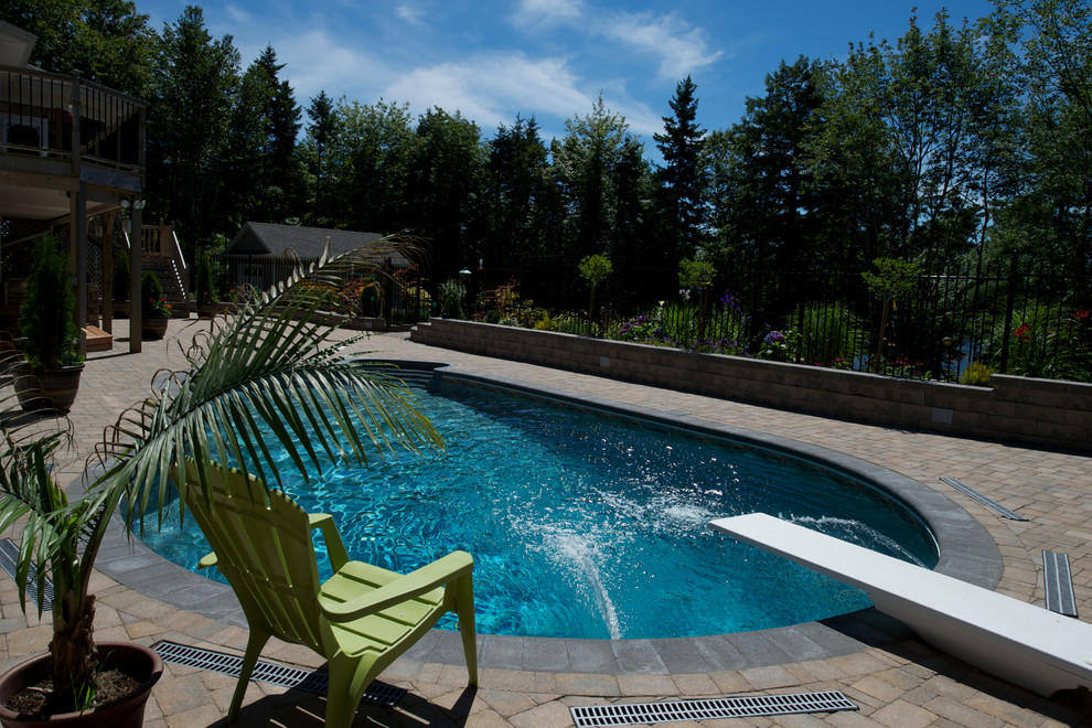 Свежая идея для дизайна: бассейн среднего размера на заднем дворе в стиле модернизм с покрытием из каменной брусчатки и джакузи - отличное фото интерьера