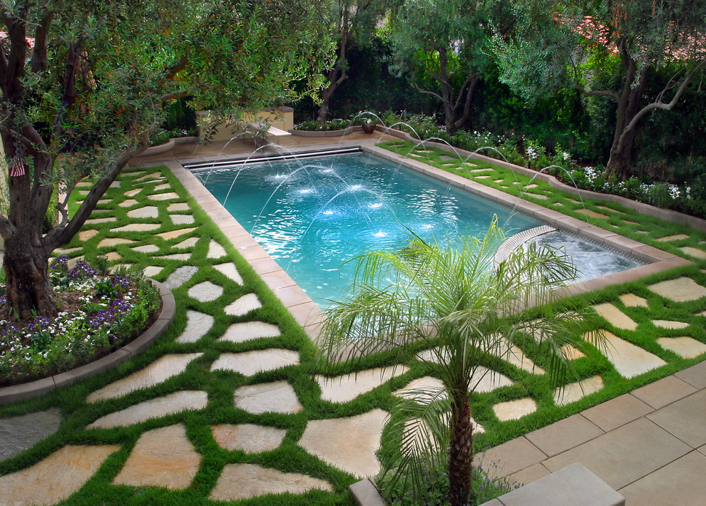 На фото: прямоугольный бассейн в классическом стиле с покрытием из каменной брусчатки с