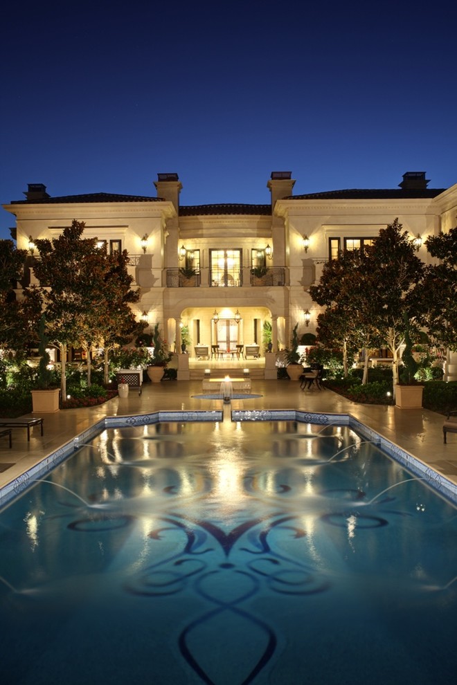 Example of a classic courtyard rectangular pool fountain design in Los Angeles