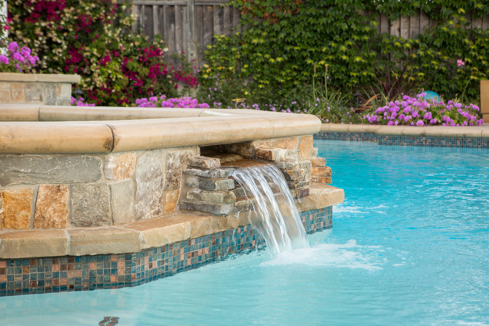 Aménagement d'une piscine hors-sol et arrière classique de taille moyenne et sur mesure avec un point d'eau et des pavés en pierre naturelle.