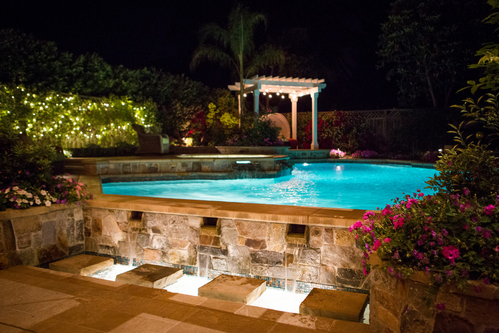 На фото: бассейн среднего размера, произвольной формы на заднем дворе в классическом стиле с фонтаном и покрытием из каменной брусчатки с