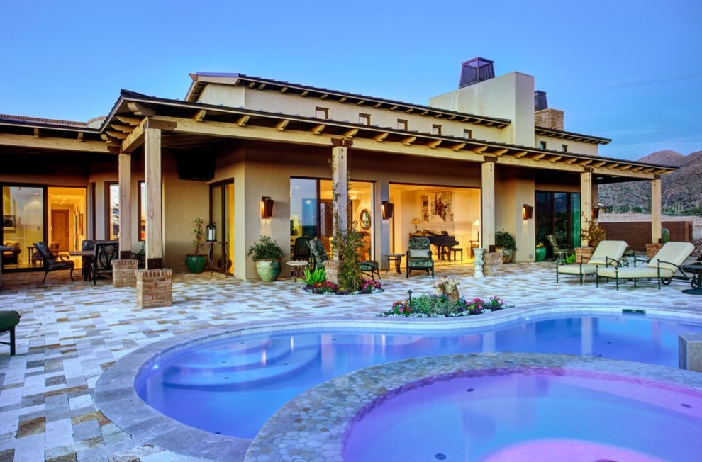 Diseño de piscinas y jacuzzis naturales mediterráneos de tamaño medio tipo riñón en patio trasero con adoquines de piedra natural