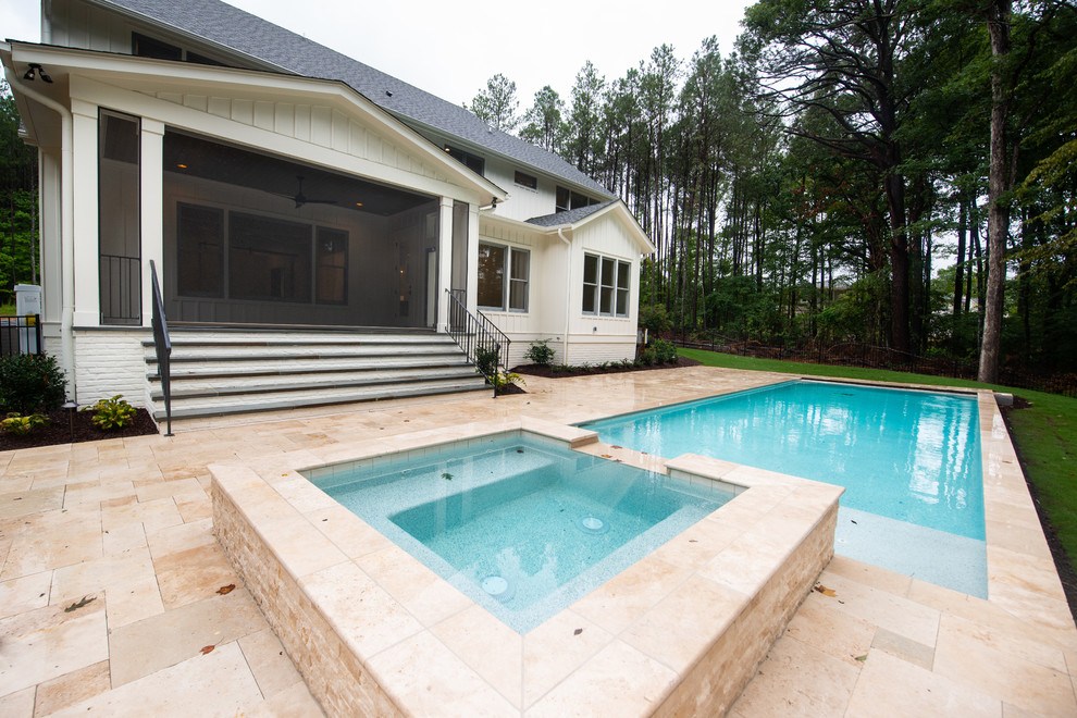 Esempio di una piscina country rettangolare dietro casa con pavimentazioni in pietra naturale