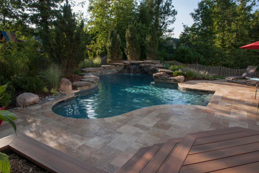 Cette image montre une petite piscine naturelle et arrière bohème sur mesure avec un point d'eau et des pavés en béton.