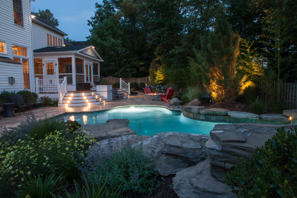 Foto de piscina con fuente natural bohemia pequeña a medida en patio trasero con adoquines de hormigón