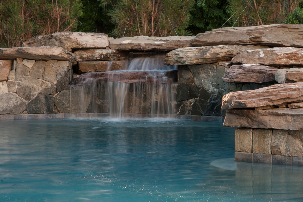 Idee per una piccola piscina naturale bohémian personalizzata dietro casa con fontane e pavimentazioni in cemento