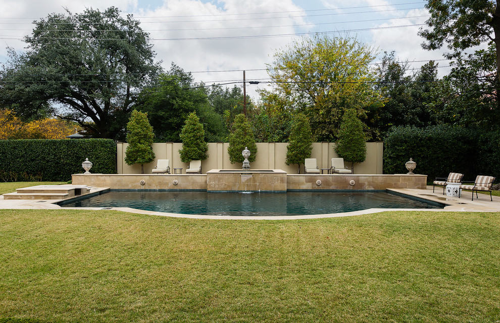 Photo of a classic swimming pool in Dallas.