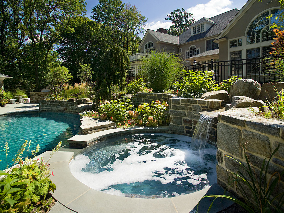 Esempio di una piscina vittoriana personalizzata di medie dimensioni e dietro casa con fontane e pavimentazioni in pietra naturale