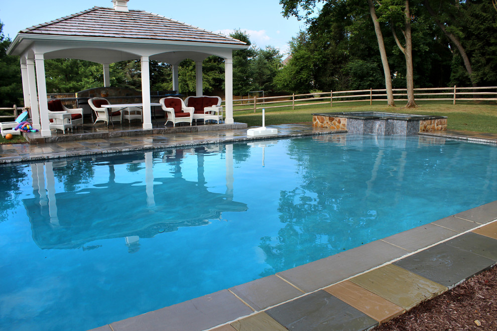 Идея дизайна: естественный, прямоугольный бассейн на заднем дворе в классическом стиле с джакузи и покрытием из каменной брусчатки