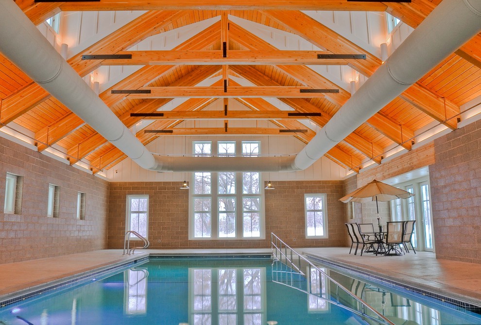 Cette photo montre une piscine intérieure tendance rectangle.