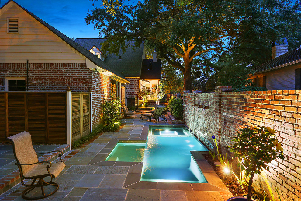 Ejemplo de piscinas y jacuzzis naturales clásicos renovados pequeños a medida en patio con adoquines de piedra natural