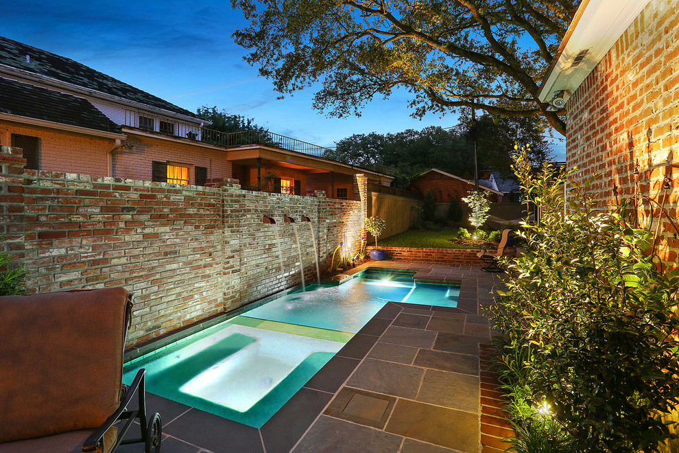 Immagine di una piccola piscina naturale chic personalizzata in cortile con una vasca idromassaggio e pavimentazioni in pietra naturale