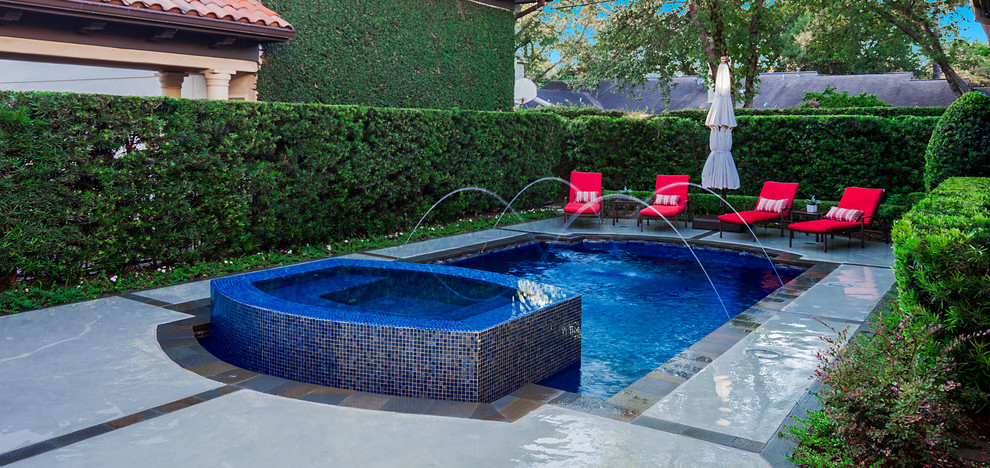 Foto de piscina infinita actual de tamaño medio rectangular en patio lateral con losas de hormigón