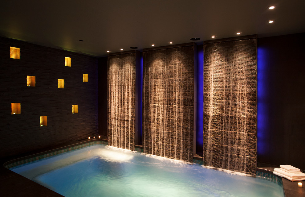 Inspiration pour une piscine intérieure design de taille moyenne avec un bain bouillonnant et du carrelage.