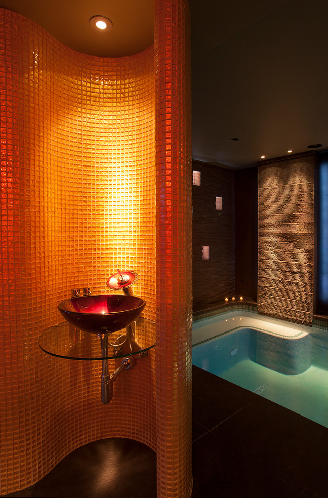 Idée de décoration pour une piscine intérieure design avec un bain bouillonnant et du carrelage.