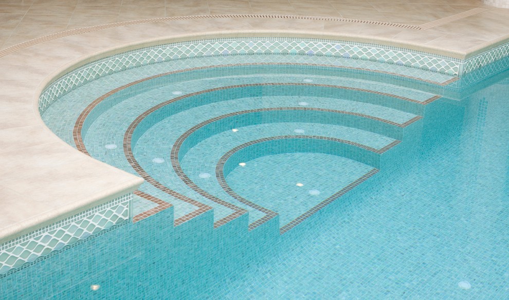 Idées déco pour une piscine éclectique avec du carrelage.