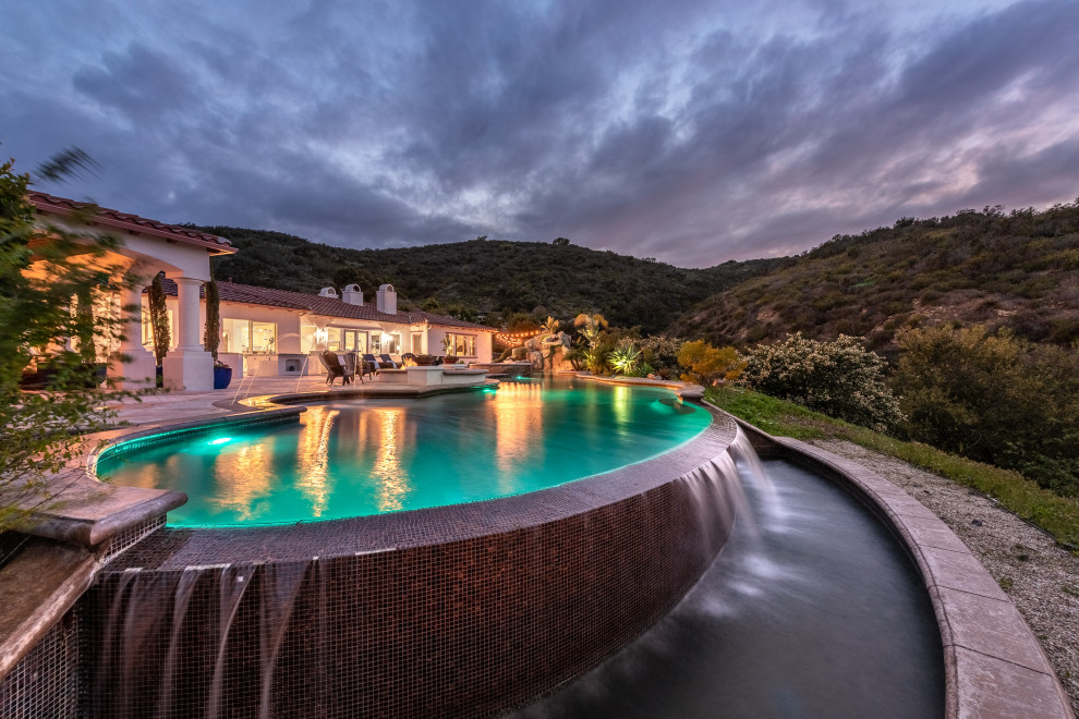 Geräumiger Mediterraner Pool hinter dem Haus in individueller Form mit Stempelbeton in Los Angeles