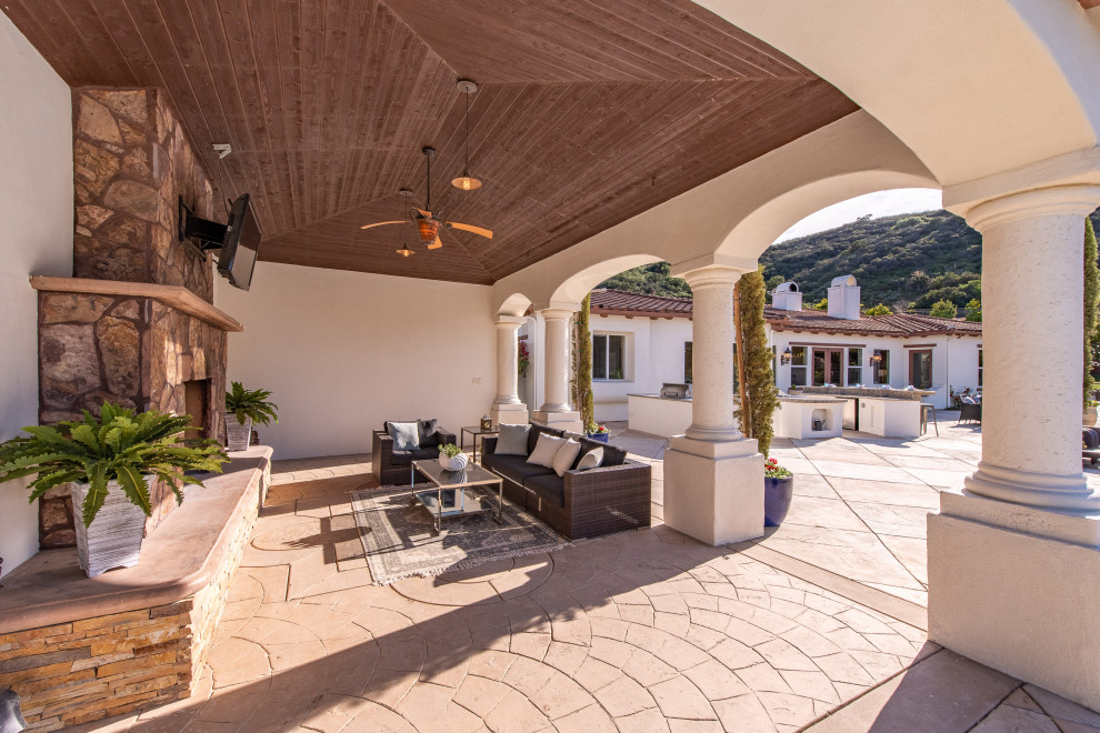 Diseño de casa de la piscina y piscina infinita mediterránea extra grande a medida en patio trasero con suelo de hormigón estampado