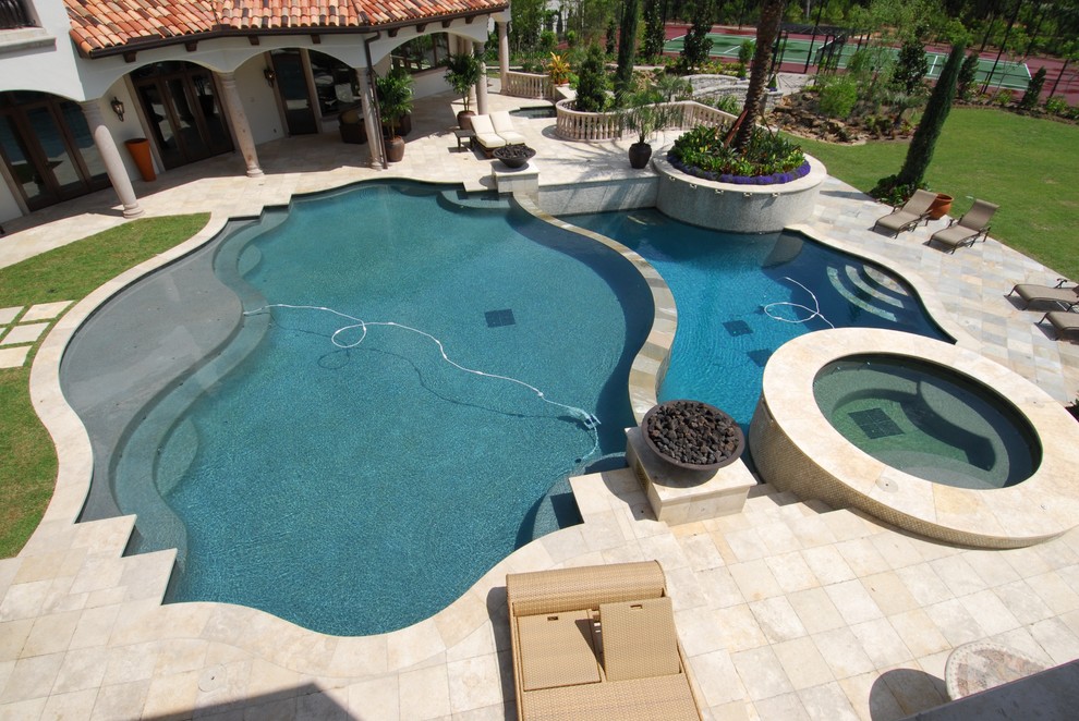 Ispirazione per una piscina a sfioro infinito mediterranea dietro casa con una vasca idromassaggio e piastrelle