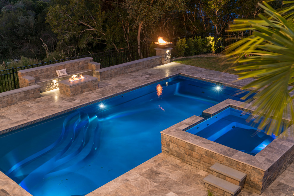 На фото: большой прямоугольный бассейн на заднем дворе в морском стиле с джакузи и покрытием из каменной брусчатки