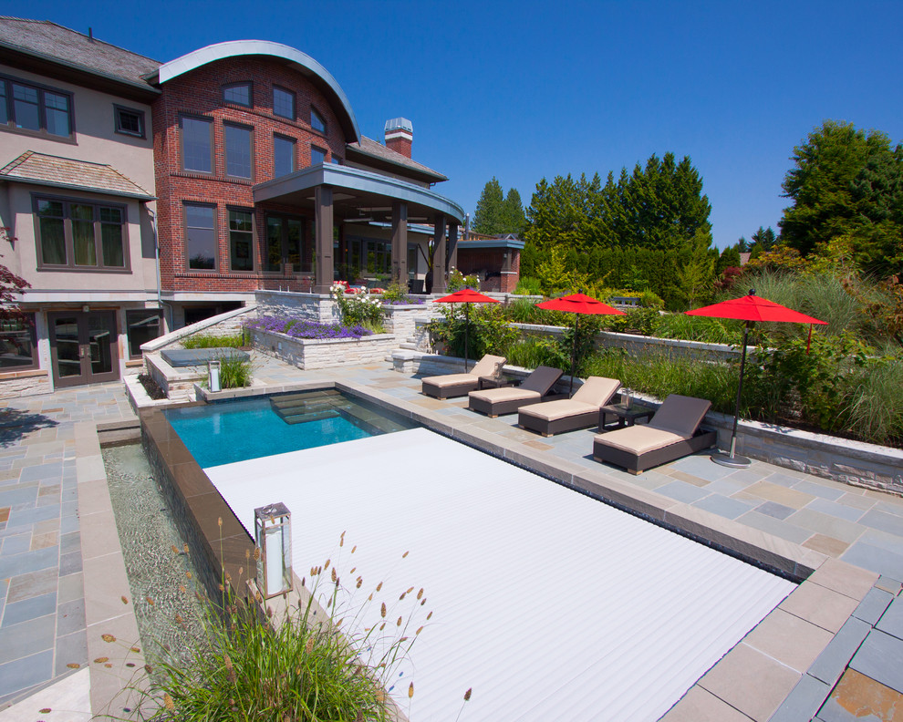 Moderner Infinity-Pool neben dem Haus in rechteckiger Form mit Wasserspiel in Vancouver