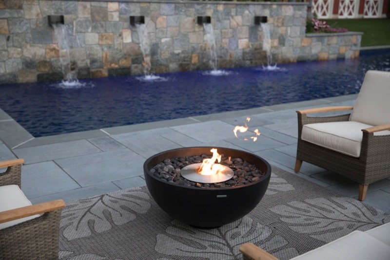 Geräumiger Moderner Pool hinter dem Haus in rechteckiger Form mit Natursteinplatten in New York