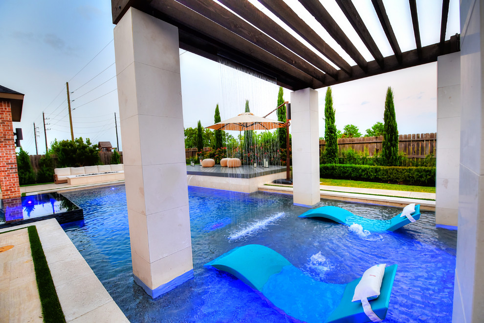 Idee per una piscina a sfioro infinito moderna rettangolare di medie dimensioni e dietro casa con fontane e piastrelle