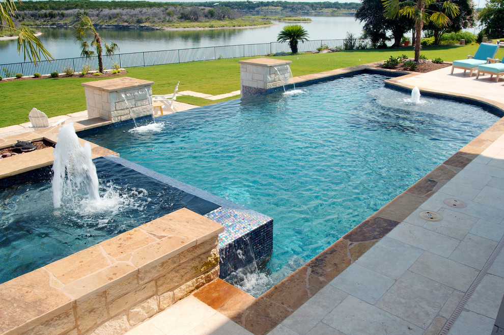 Großer, Gefliester Moderner Pool hinter dem Haus in individueller Form in Austin