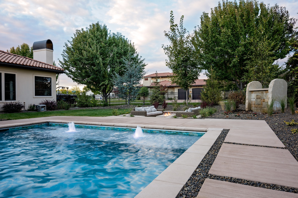 На фото: большой прямоугольный бассейн на заднем дворе в стиле модернизм с мощением тротуарной плиткой с