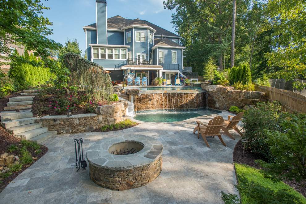 Foto de piscina natural exótica extra grande en patio trasero