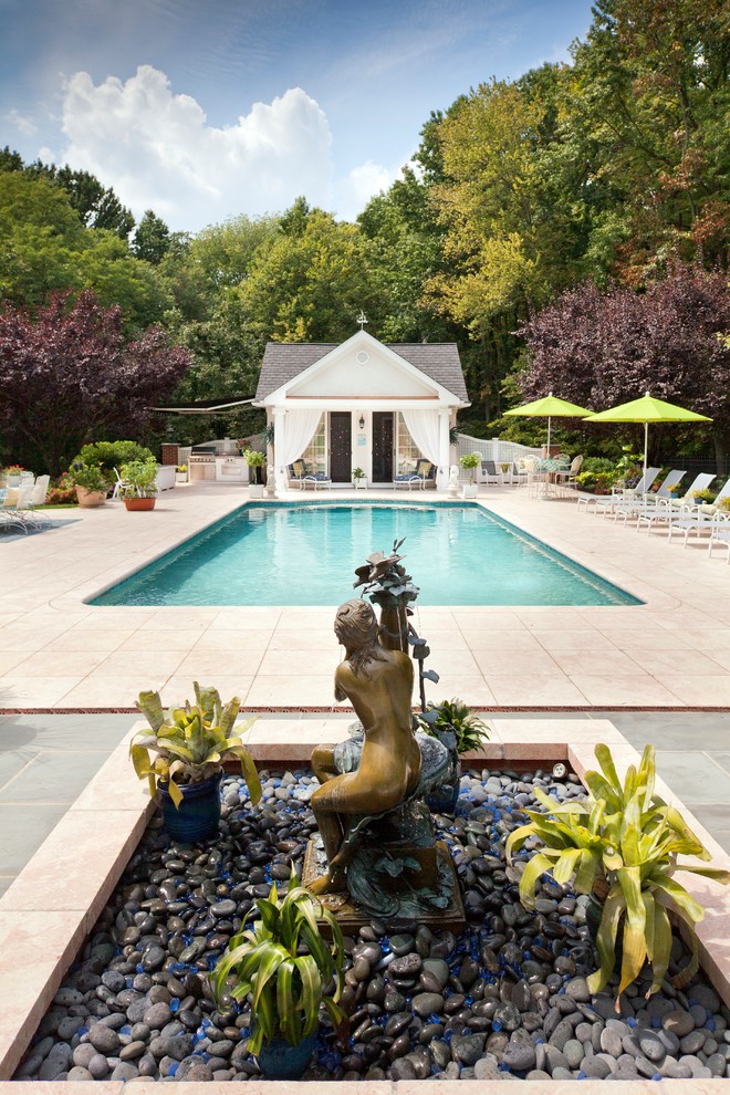 Foto di una piscina tradizionale rettangolare di medie dimensioni e dietro casa con una dépendance a bordo piscina e piastrelle