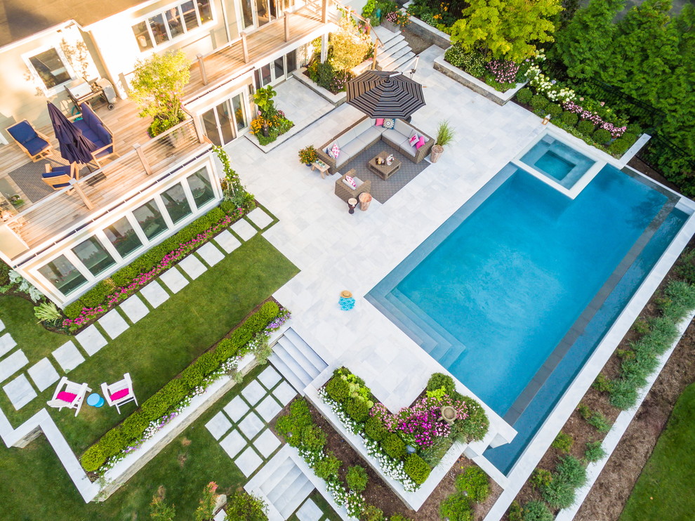 Geräumiger Moderner Pool hinter dem Haus in rechteckiger Form mit Natursteinplatten in New York