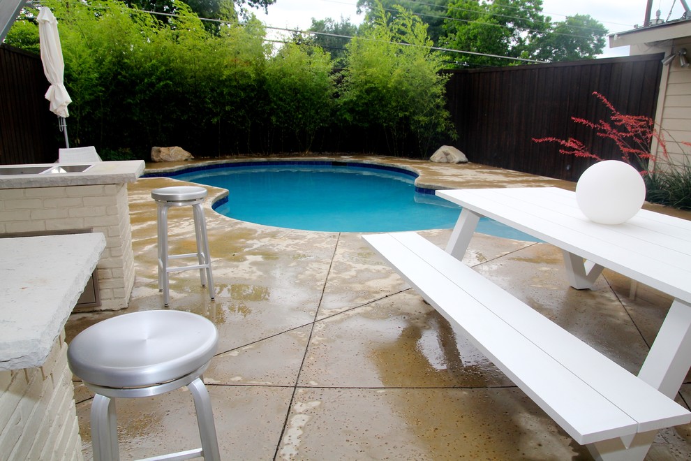 Kleiner Retro Pool hinter dem Haus in individueller Form mit Betonplatten in Dallas