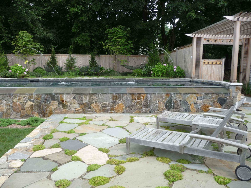 Foto de casa de la piscina y piscina infinita marinera rectangular en patio trasero con adoquines de piedra natural
